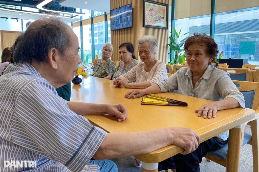 Nhiều người cao tuổi đang sống một mình, thiếu vắng sự chăm sóc sức khỏe cần thiết (Ảnh: Sơn Nguyễn).