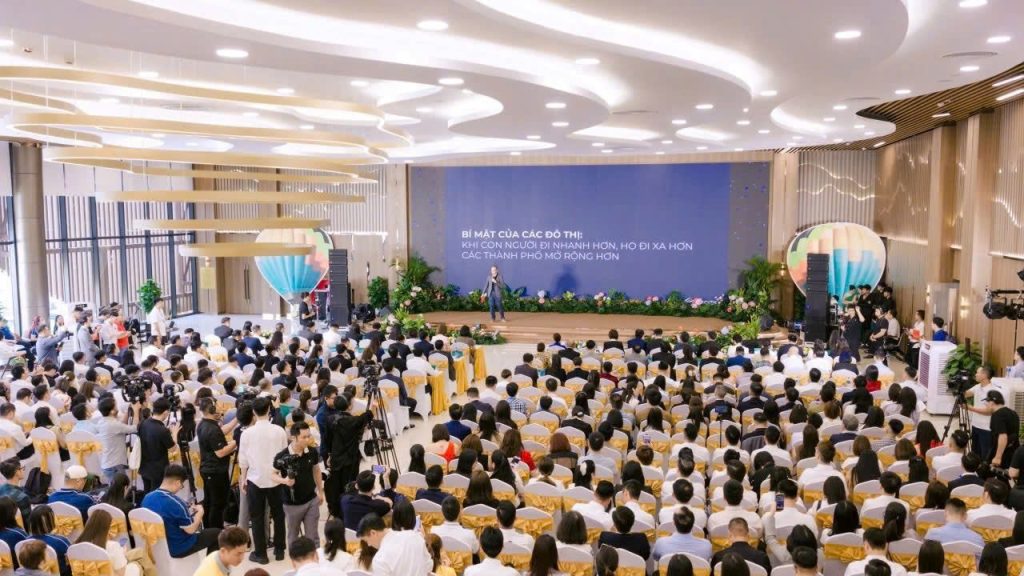 Hàng nghìn khách hàng, nhà đầu tư đổ về sự kiện ra mắt dự án Vinhomes Global Gate Hạ Long tại Quảng Ninh vào sáng 25/4 (Ảnh: Vinhomes).
